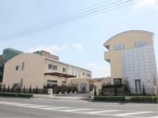 現代的な外観の建物