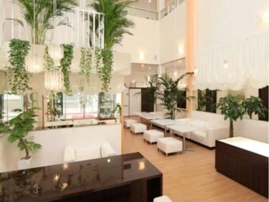 清潔感のある明るいロビー