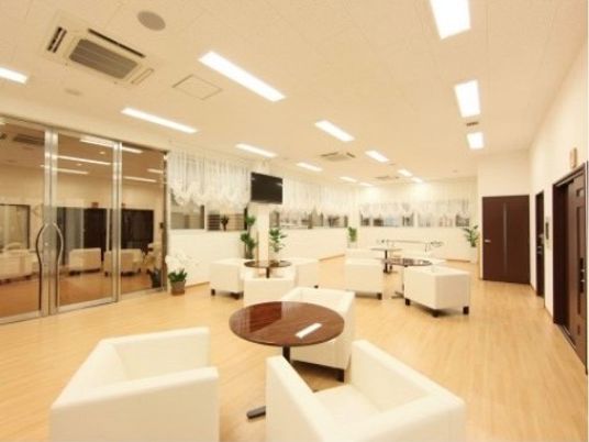 広々とした明るいラウンジ