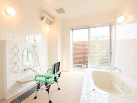 明るい広々浴室