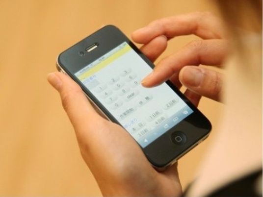 スマートフォンを操作する手