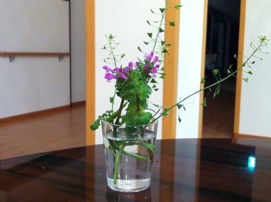花を飾ったテーブルの和室  