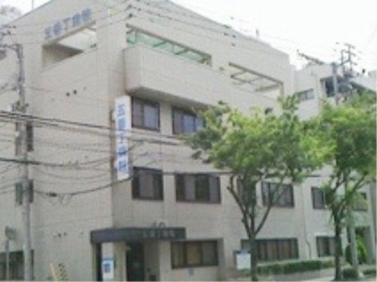 多階層の建物外観