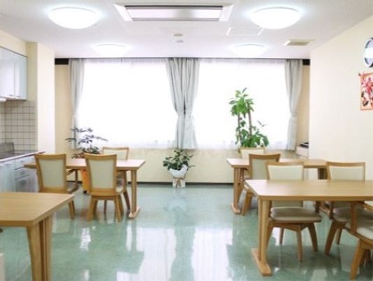 明るい開放的な食堂