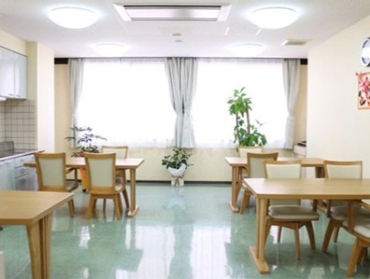 明るい開放的な食堂