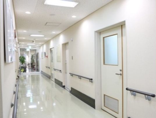 手すり付きの清潔な廊下