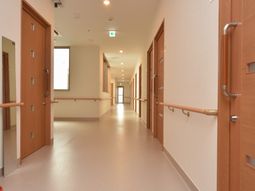 明るく清潔な廊下
