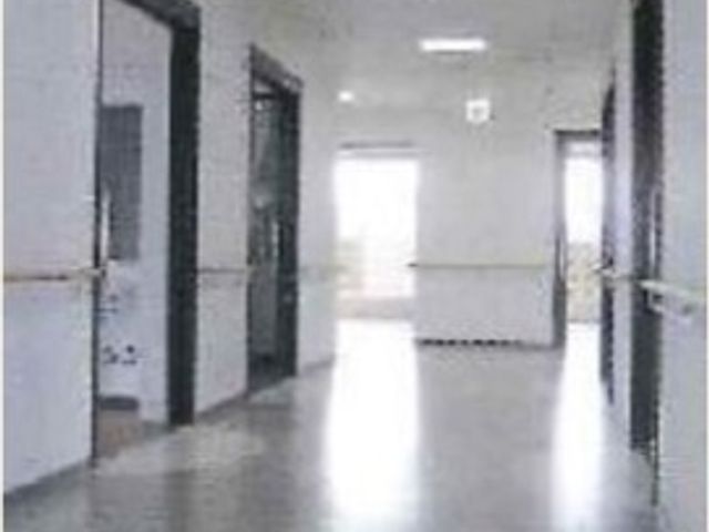 清潔な廊下 通路 光が差し込む広々とした廊下は、清掃が行き届いており、快適にお過ごしいただける環境が整っています。