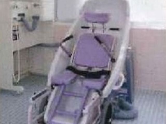 車椅子対応洗面台 設備 洗面所は車椅子のまま利用しやすく、安心してご勤務いただけます。スタッフが利用者の日常生活をサポートする環境が整っています。