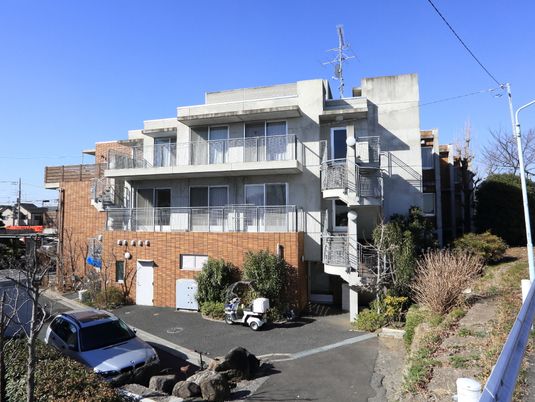 晴れた日の多階建て建物