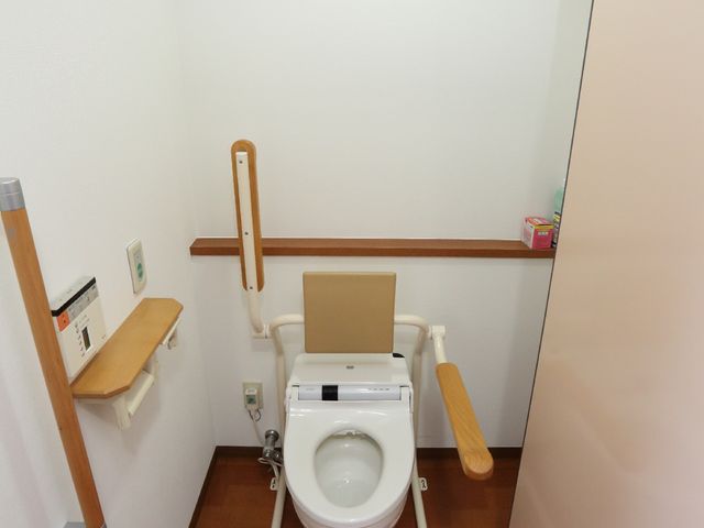 バリアフリー設計のトイレ トイレ 安全に配慮された手すり付きのトイレです。これにより、自立した日常生活のサポートが図られています。