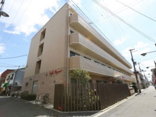 明るい外観の建物