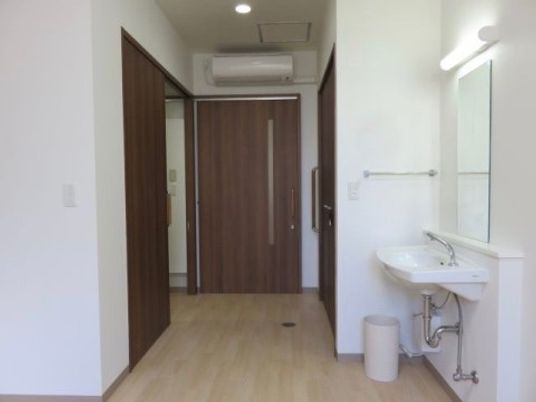 施設の写真 綺麗なトイレや洗面を完備している。各部屋にエアコンを取り付けており、季節を問わず快適に過ごすことができる。