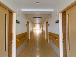 広々とした明るい廊下