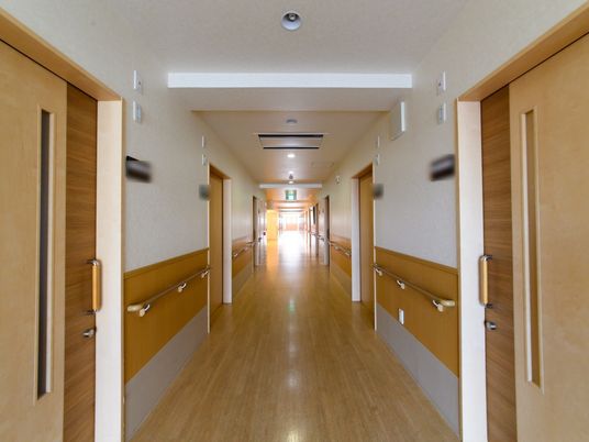 広々とした明るい廊下