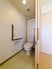 サムネイル 居室内にはトイレがあり、車椅子で利用するための十分な広さがある。Ｌ字型の手すりがありしっかりと握りやすい。
