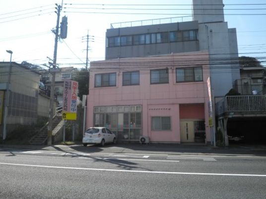 ピンク色の建物外観