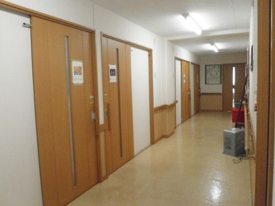 明るく清潔な廊下