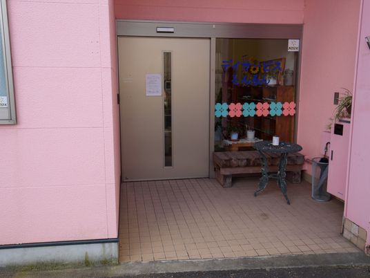 ピンクの壁のエントランス