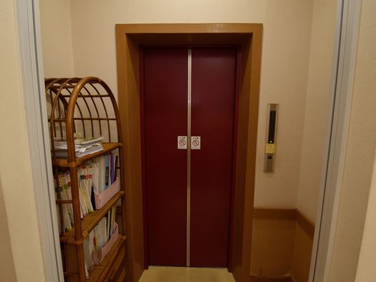 エレベーター前の廊下