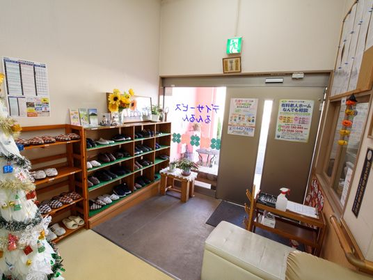 玄関に花と靴棚