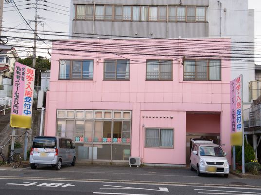 ピンクの建物の外観