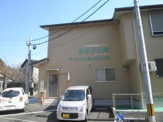 明るいエントランスの外観