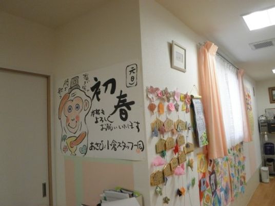 廊下の掲示物と飾り