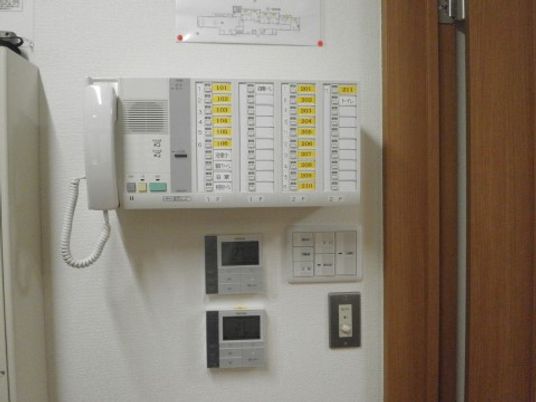 壁に取り付けられた通信設備