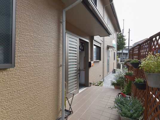 玄関と植物のある通路
