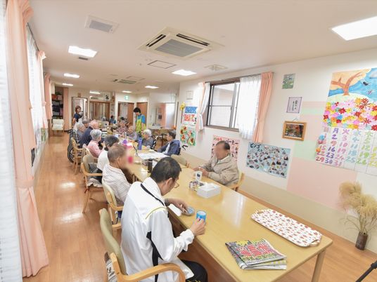 暖かみのある居心地の良い食堂