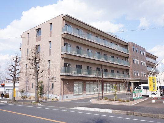 明るい日差しの外観