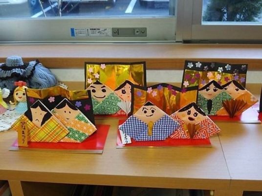 折り紙の人形と風景