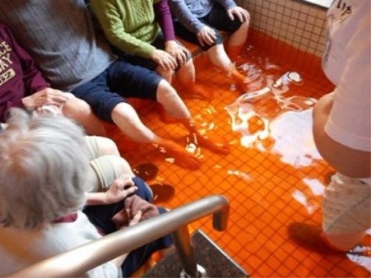 足湯を享受する様子