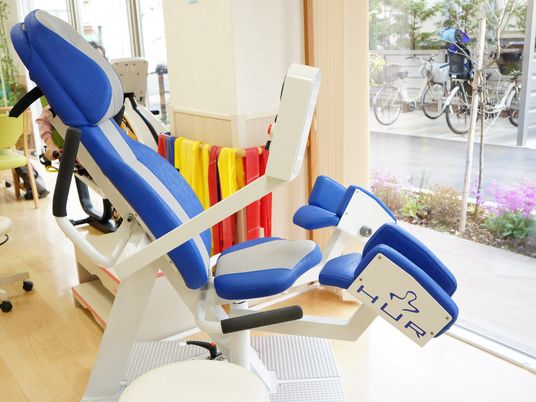 青いリハビリ機器の椅子