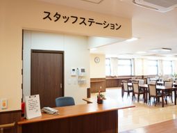 スタッフステーションとダイニング