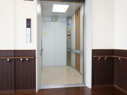 清潔なエレベーター入口