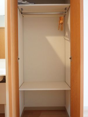 洋室のすっきりとしたクローゼット
