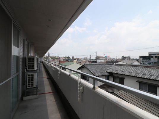 日差しが差し込むバルコニー