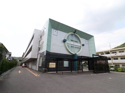 白と緑の建物外観