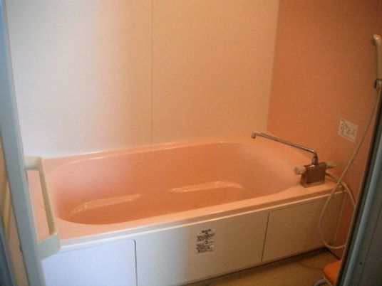 バリアフリー設計の浴室