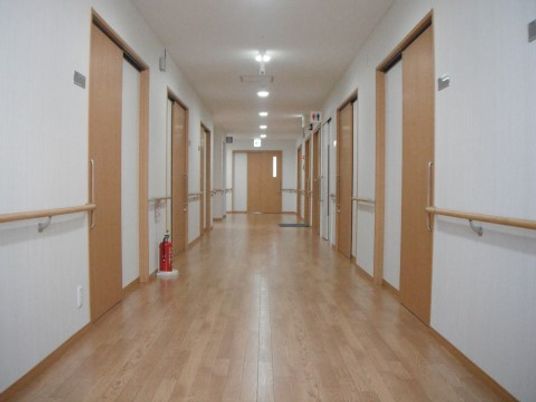 明るく広々とした廊下