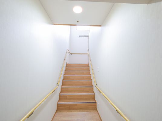 明るく清潔な廊下の風景