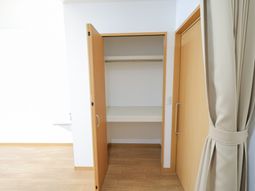 居室の開けたクローゼット