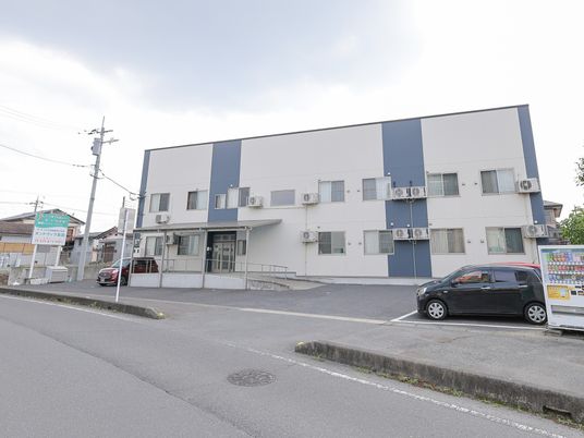 ゆったりとした外観の建物