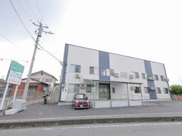 明るい外観の建物