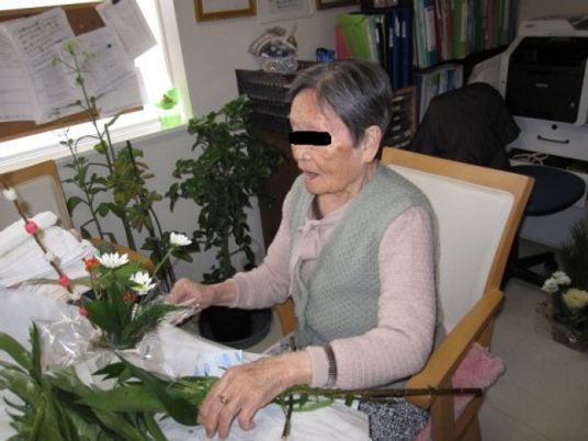 花を手入れする女性