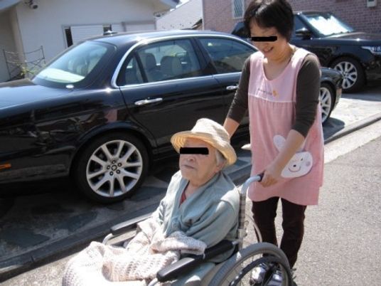 車椅子の利用者とスタッフ