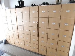 整理された木製ロッカー