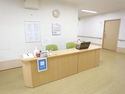 フロントの明るいカウンター